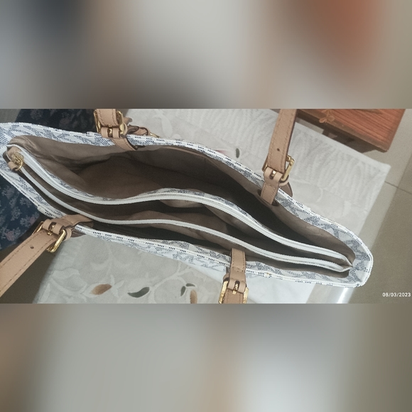 Authentic Michael Kors Pocketbook Tote in Vanilla - Picture 4 of 14